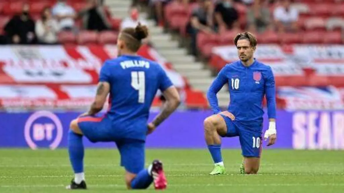 Los futbolistas ingleses en la Eurocopa seguirán posando rodilla en tierra en señal de protesta